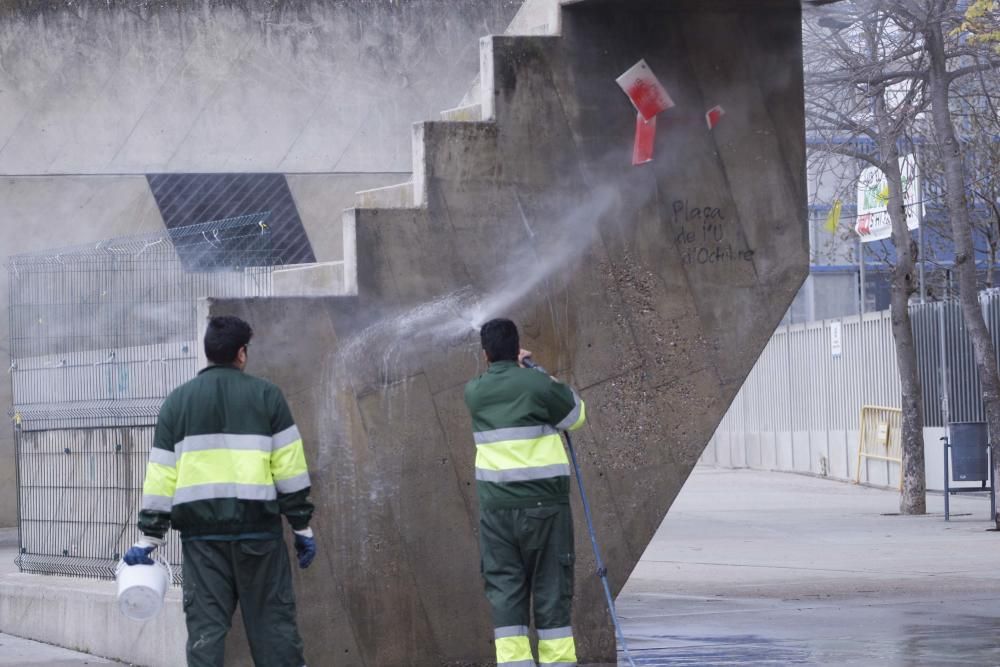 Destrossen les plaques de la plaça de U d'octubre