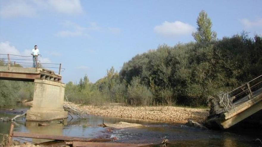 El puente del Eria en Arrabalde derruido por las riadas del otoño de 2006 en una imagen de 2007.