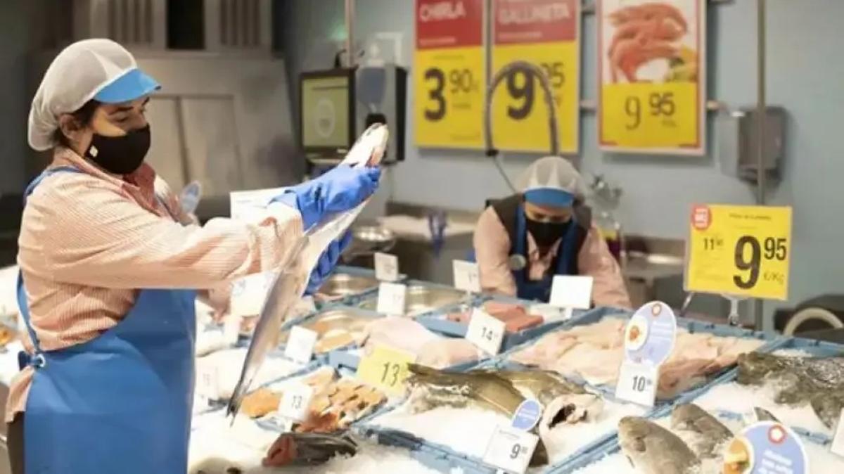 Una empleada de un supermercado Consum