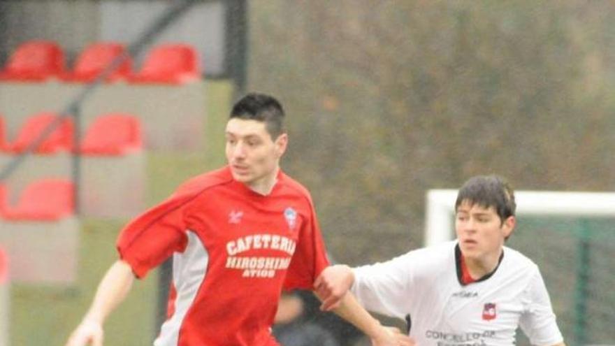 Tomás (izquierda), goleador del Atios, presionado por un jugador del Estradense. // Eugenio Álvarez