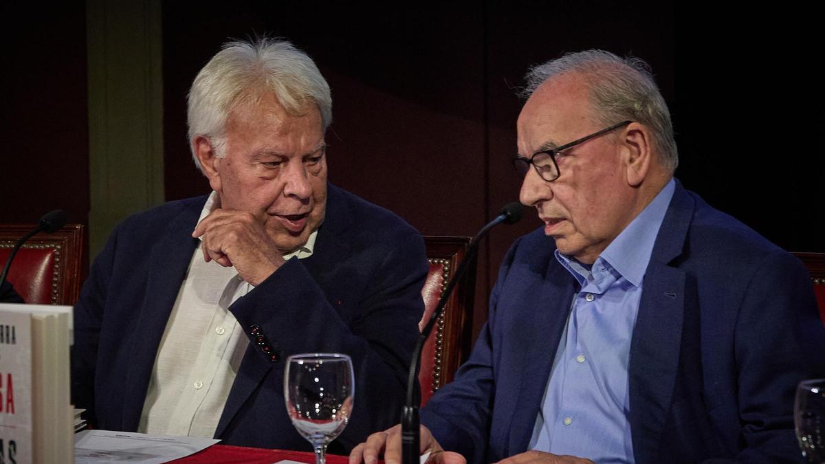 El expresidente del Gobierno, Felipe González (i), y el exvicepresidente del Gobierno, Alfonso Guerra (d).