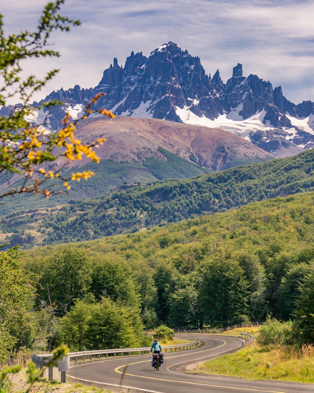 Ciclismo en la Carretera Austral en la localidad de Cerro Castillo.