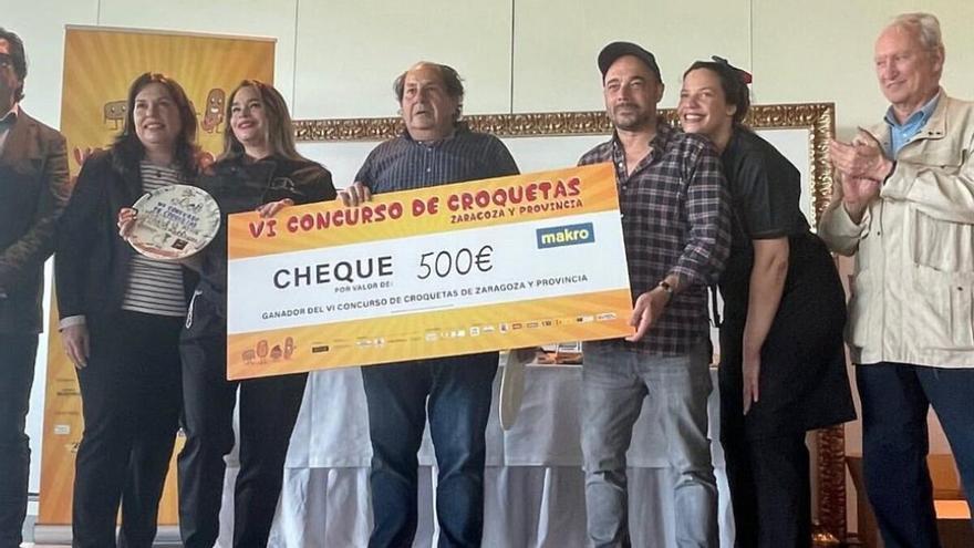 Los propietarios de Brasa y Pulpo recogen el premio tras haber elaborado la mejor croqueta de Zaragoza