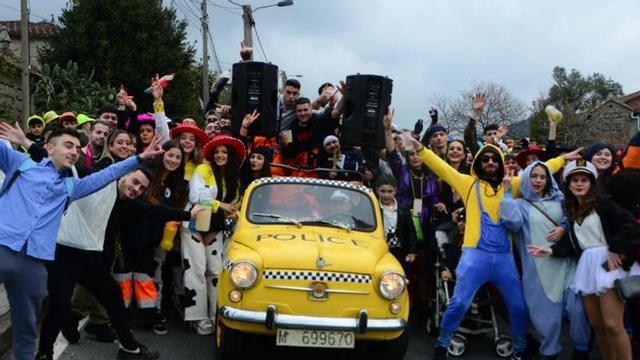 Música a toda pastilla en un coche tuneado para la ocasión. |   GONZALO NÚÑEZ