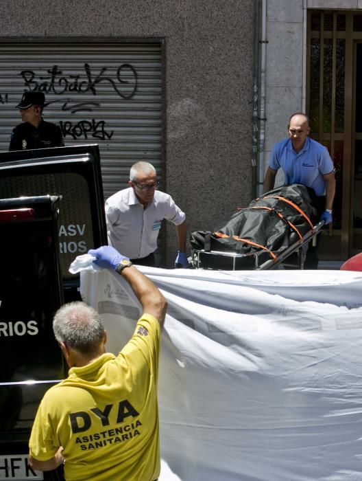 Los empleados de la funeraria proceden al traslado de los cadáveres