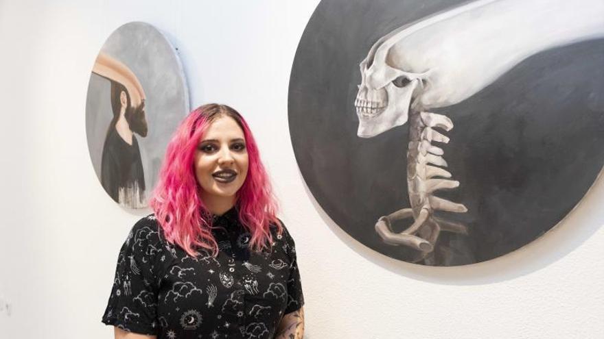 Natalia Sandoval, con alguna de las obras que conforman la exposición ‘Et omnia vanitas’. | L.O.