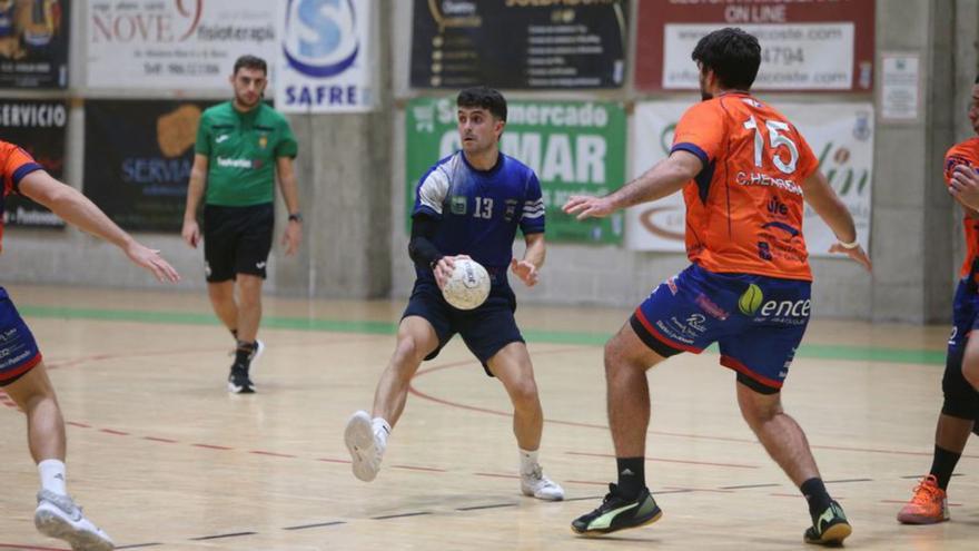 Brais, en una jugada del Bueu Atlético-Teucro.