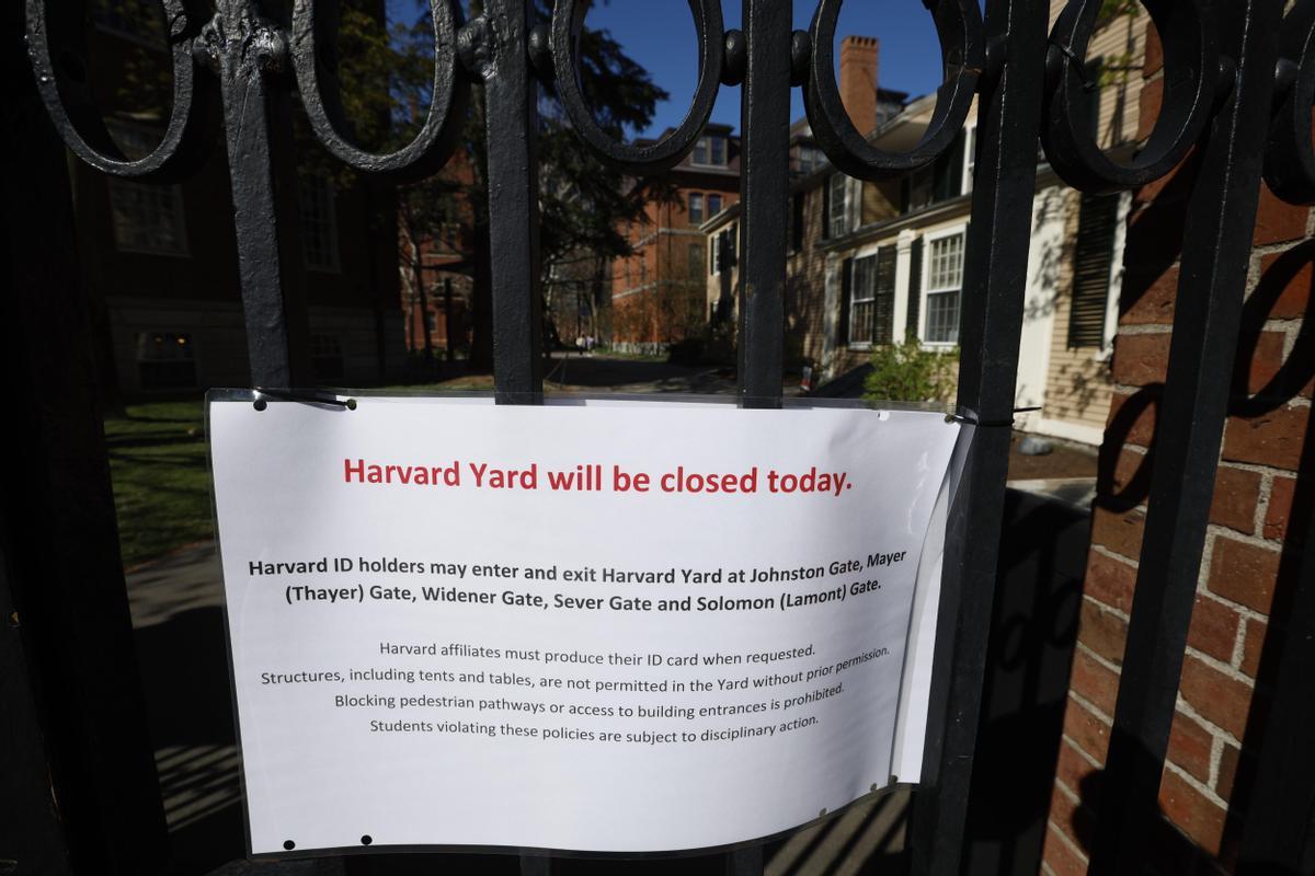 Cambridge (United States), 22/04/2024.- A sign reading Harvard Yard Will Be Closed Today, is affixed to McKean Gate leading into Harvard Yard, in a effort to curb protest of Israel on the campus, in Cambridge, Massachusetts, USA, 22 April 2024. Students at Massachusetts Institute of Technology and Emerson College set up tent cities, as a protest of the schools ties to Israel and state they will protest until the administrations cuts financial ties to Israel. More than 34,000 Palestinians and over 1,450 Israelis have been killed, according to the Palestinian Health Ministry and the Israel Defense Forces (IDF), since Hamas militants launched an attack against Israel from the Gaza Strip on 07 October 2023, and the Israeli operations in Gaza and the West Bank which followed it. (Protestas) EFE/EPA/CJ GUNTHER