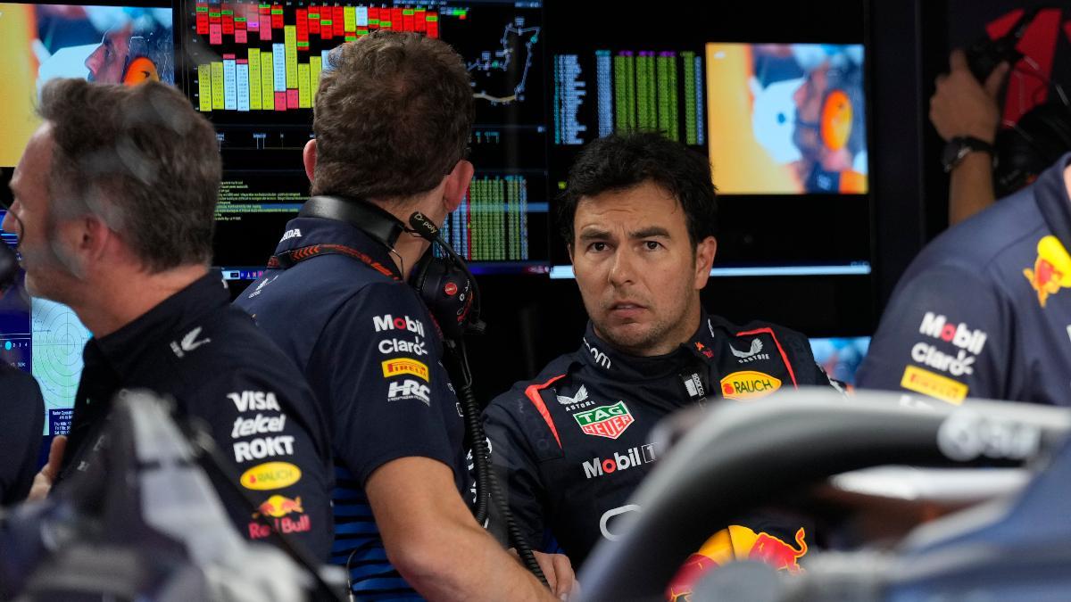 Sergio Pérez, en el box de Red Bull tras la carrera en Imola