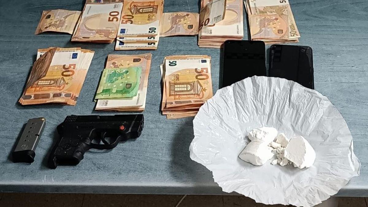 Dinero, droga, pistola y móviles decomisados por la Policía Local de Molina.
