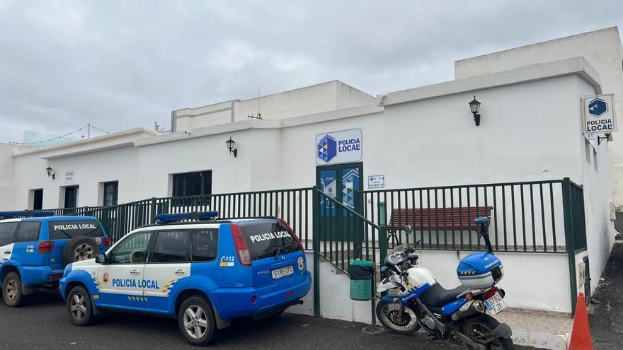 Agentes de la Policía Local de Tinajo salvan la vida a un hombre en estado crítico tras ser rescatado de una piscina en Lanzarote
