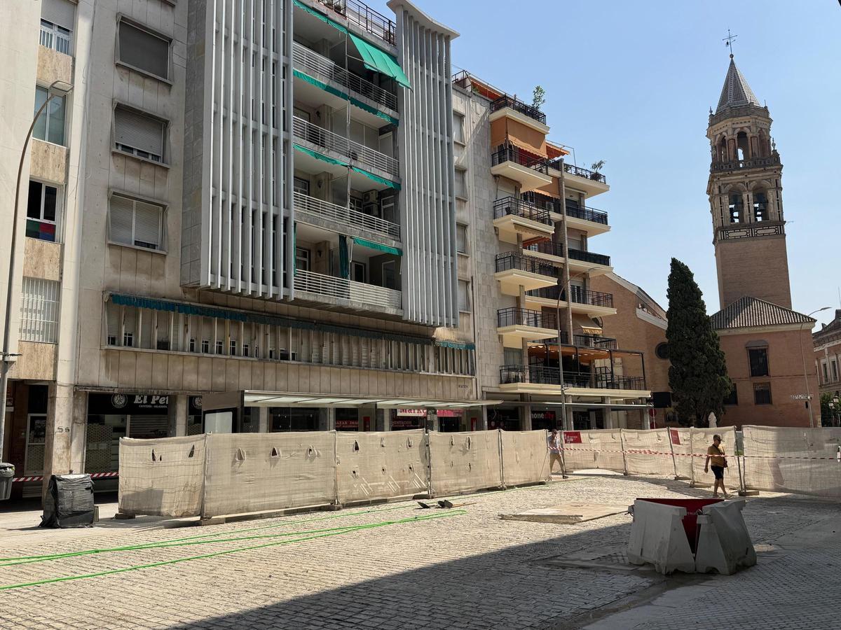 Obras de montaje de una nueva parada del tranvibús en la calle Imagen, junto a las Setas