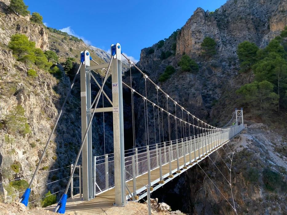 Inauguran el puente colgante de El Saltillo, en la Axarquía