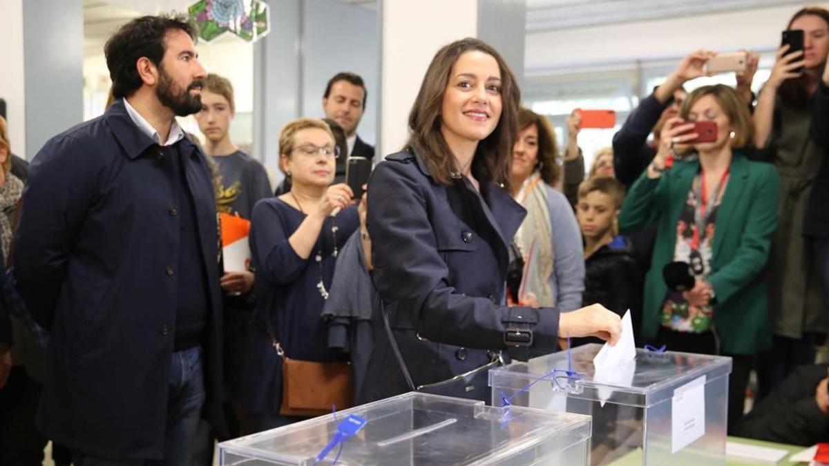 Inés Arrimadas vota en la escuela Ausiàs March de Barcelona