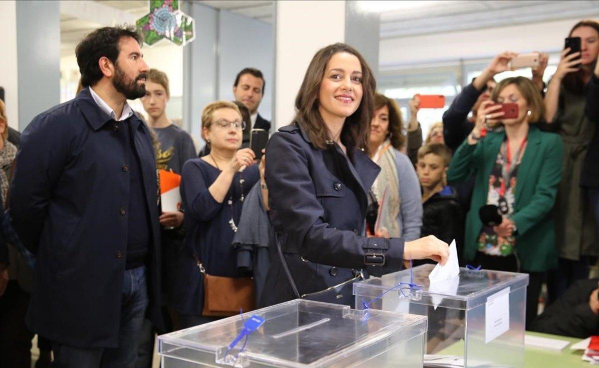 Inés Arrimadas vota en la escuela Ausiàs March de Barcelona.