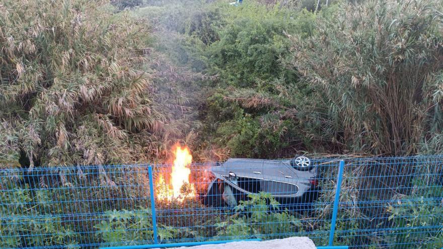Dos policías locales de Tenerife salvan la vida de dos jóvenes tras chocar, &#039;volar&#039; ocho metros y dejar el coche en llamas