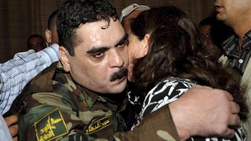 Samir Qantar abraza a una simpatizante de Hezbolá al salir de prisión, en una imagen de 2008. // Efe
