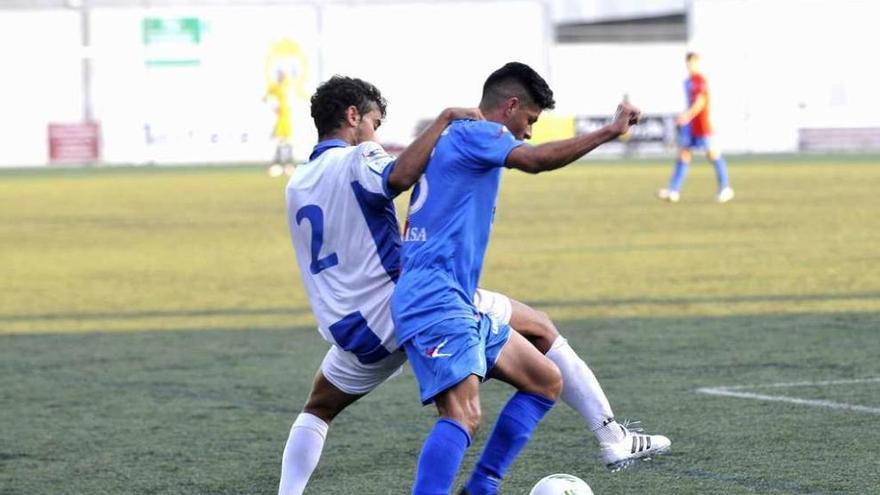 Juan Steven protege el balón ante Luis Fanjul en el choque de la pasada semana ante el Lugones.