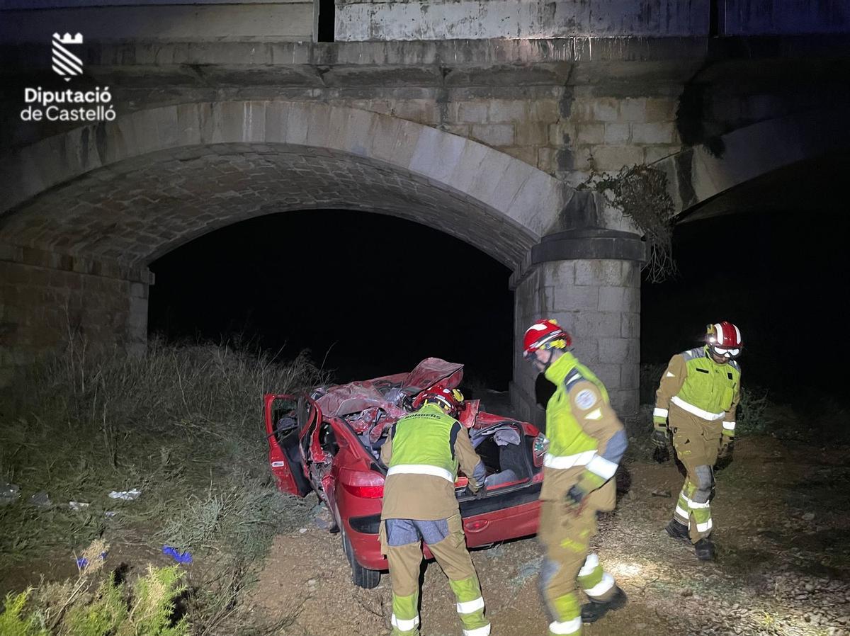 El coche en el que viajaban cinco personas cayó por el puente de la Rambla Carbonera en Ares del Maestrat.