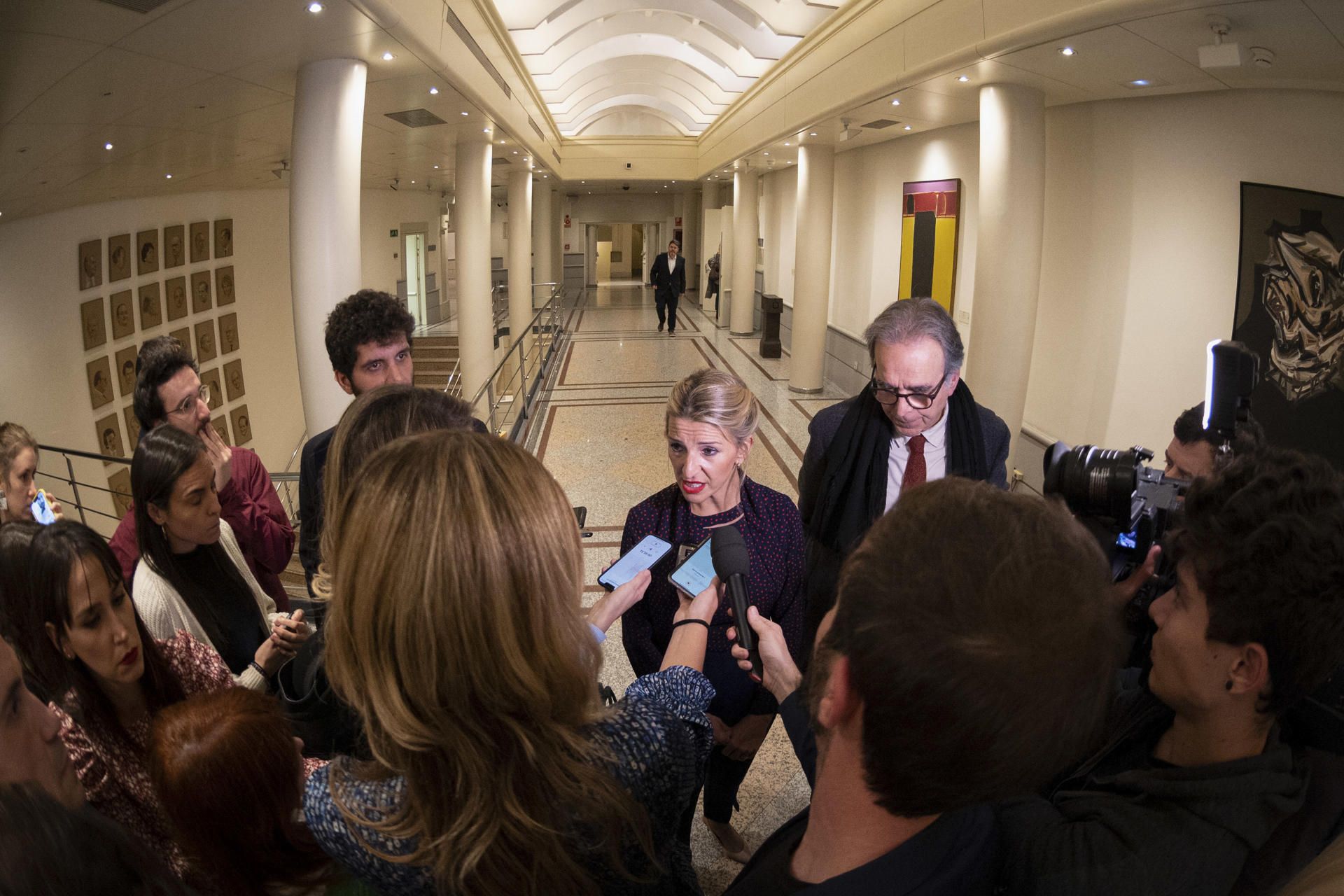 Yolanda Díaz atiende a la prensa en los pasillos del Senado