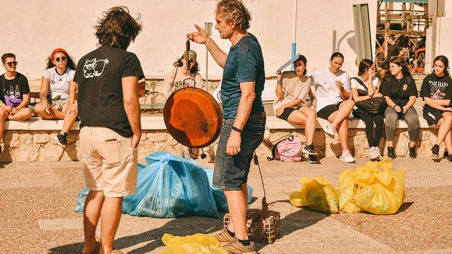 Voluntarios de la UMA recogen más de 12 kilos de residuos en los Baños del Carmen