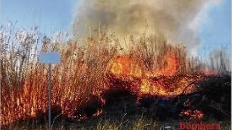 L&#039;alçada de les flames i les dimensions de la fumera cridaven l&#039;atenció.