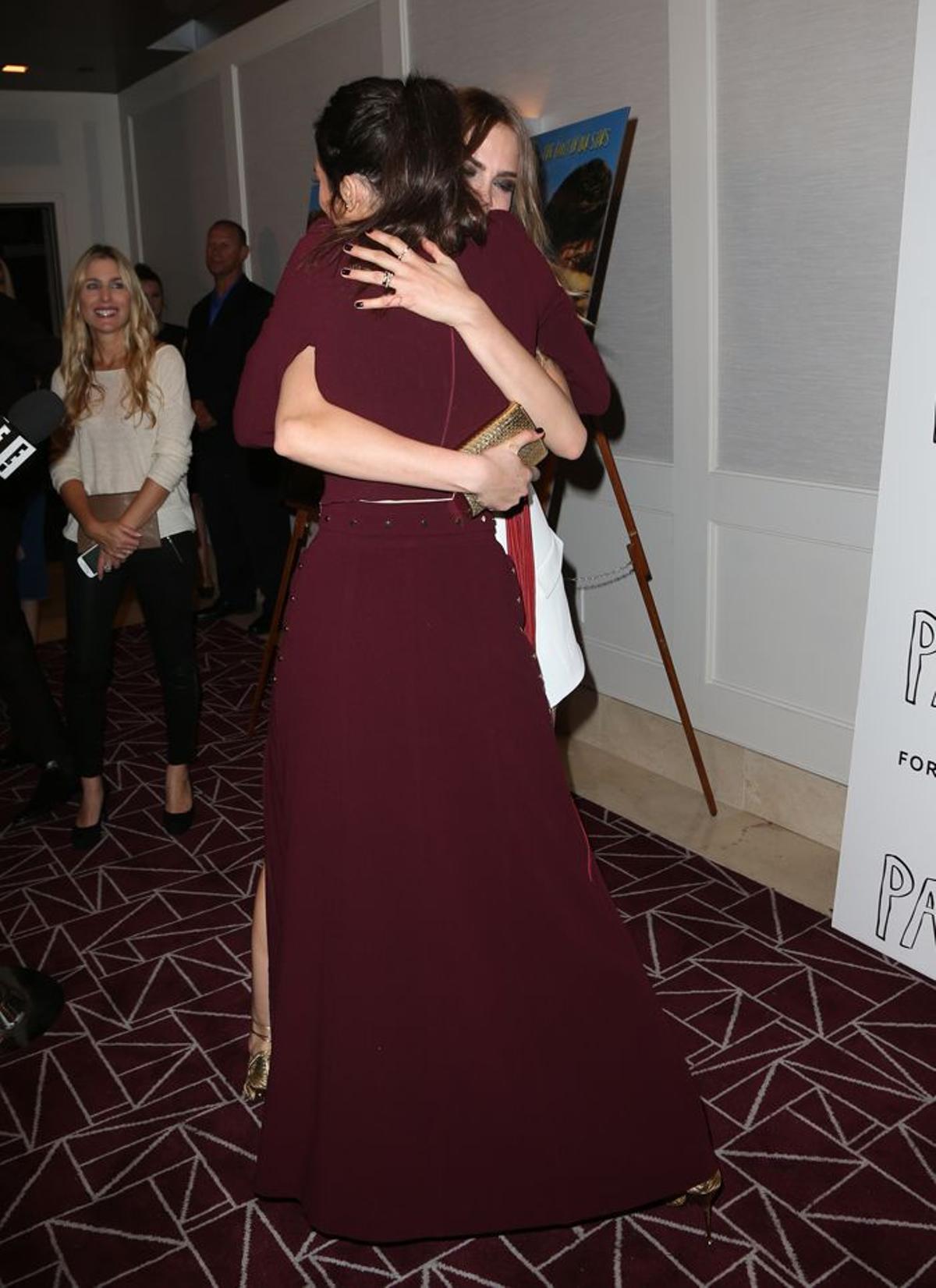 Cara Delevingne y Kendall Jenner se funden en un abrazo