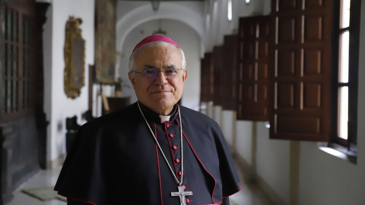 El obispo de Córdoba, Demetrio Fernández, en uno de los pasillos del Palacio Episcopal. 