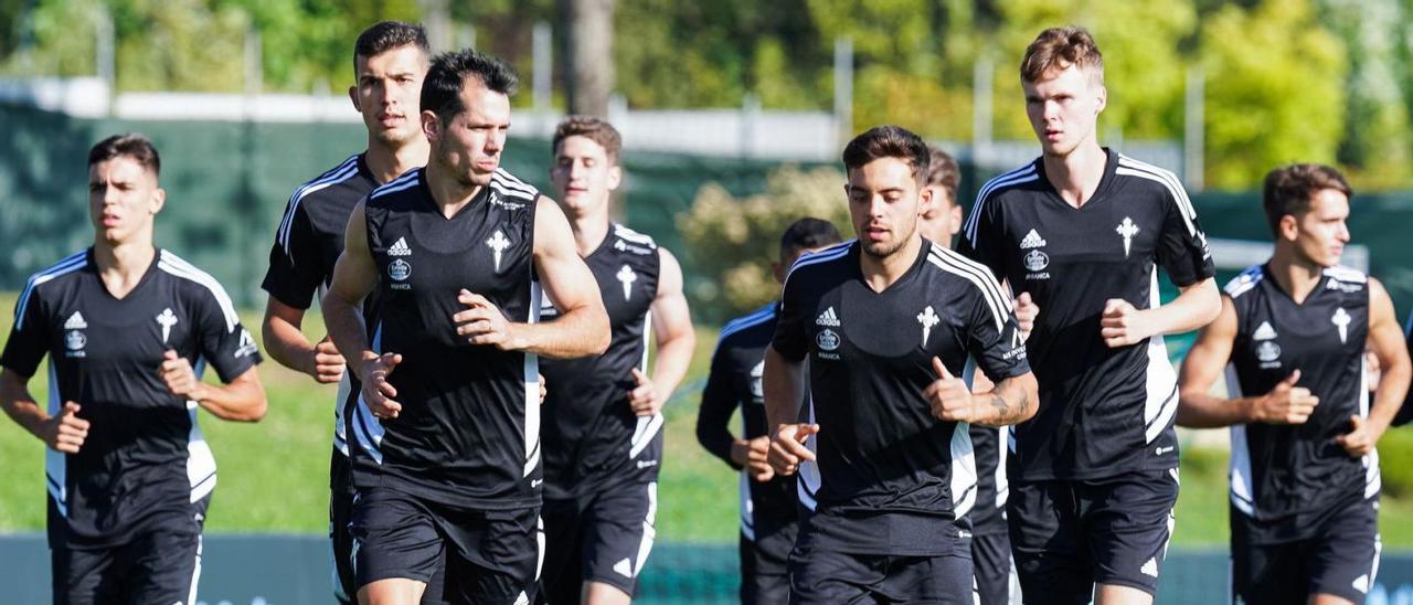 Los jugadores del Celta trotan sobre el césped durante un reciente entrenamiento en la ciudad deportiva. // RCCV