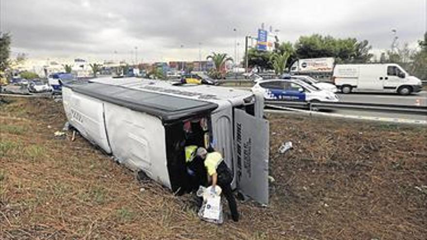 Vuelca un bus de turistas bajo una intensa lluvia