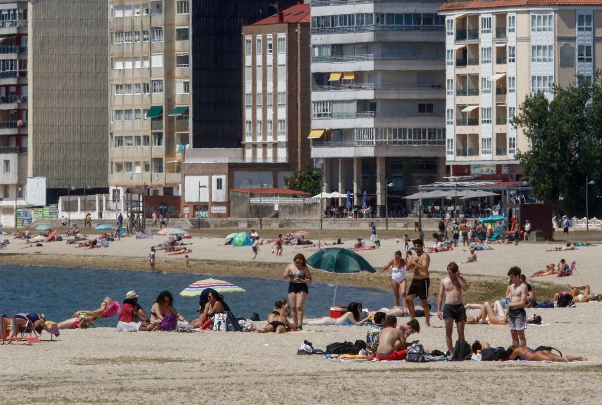 Bañistas, el pasado verano, en la céntrica playa vilagarciana. |   // IÑAKI ABELLA