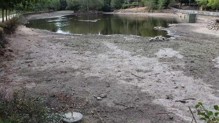 El lago de Castiñeiras en uno de sus períodos de sequía. // S.A.