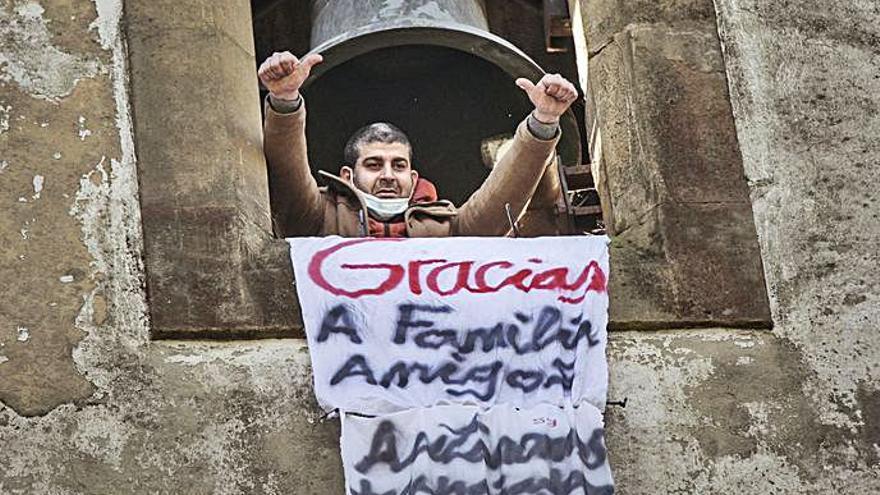 Un encerrado en Laviana muestra un cartel de agradecimiento.