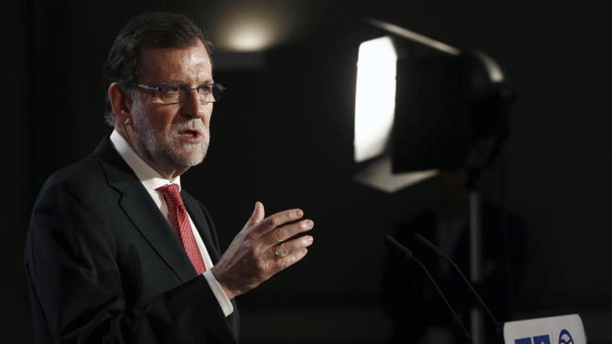 Rajoy: "El acuerdo es una coalición de extremistas y radicales"
