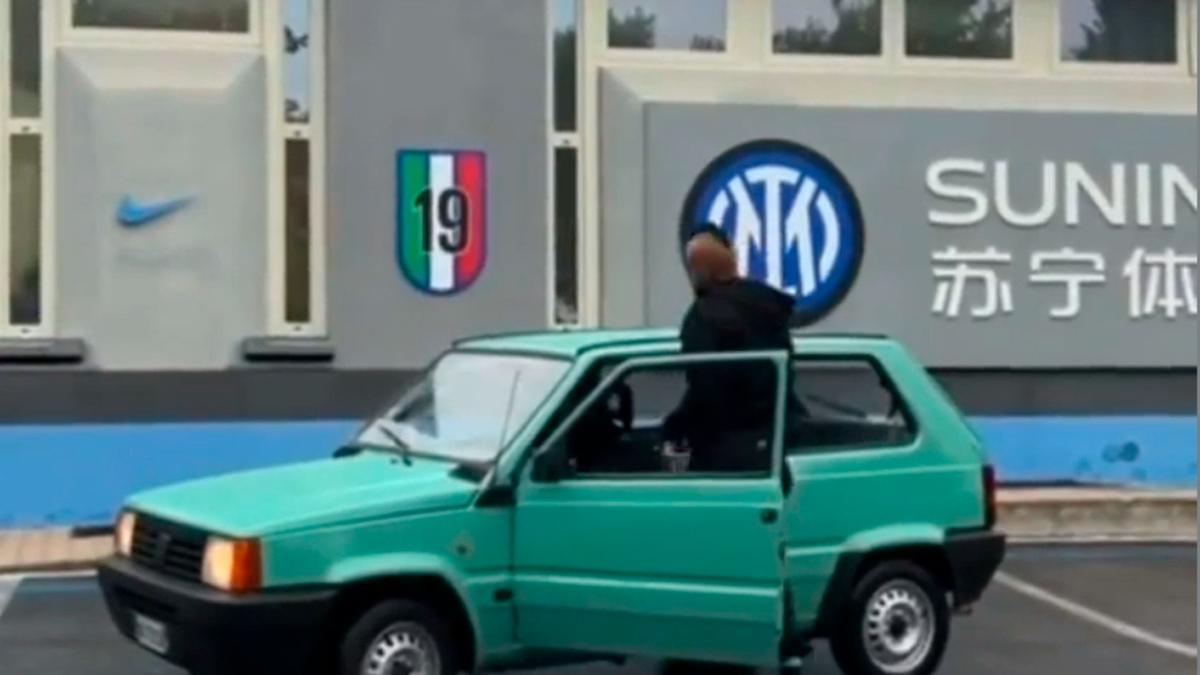 ¡Con este coche apareció Arturo Vidal en el entrenamiento! Hasta él mismo se reía...