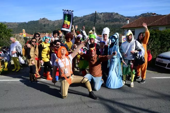 Miles de personas entierran al Mexillón en el carnaval de Aldán