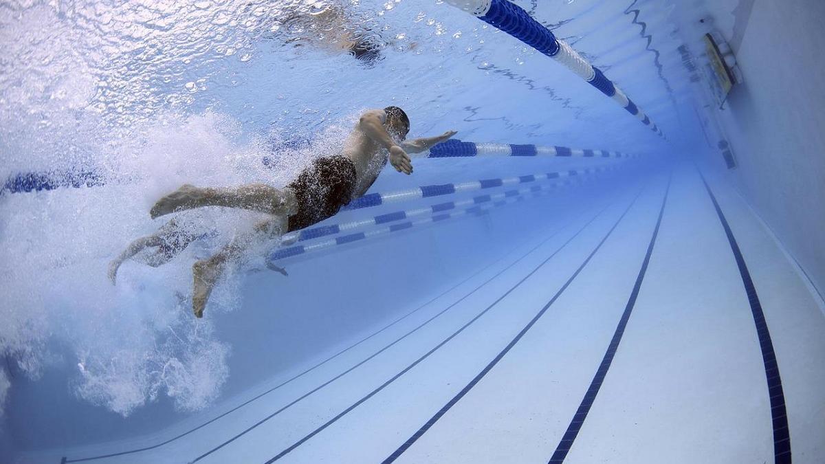 La natación es un deporte perfecto para tonificar el pecho. 