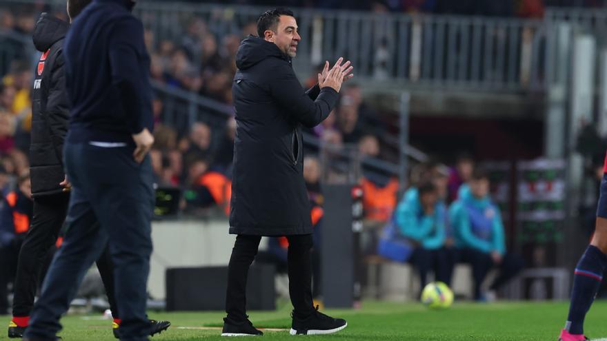 Xavi sacó la cara por un jugador del Barça en rueda de prensa. "Siempre es criticado. No lo entiendo"