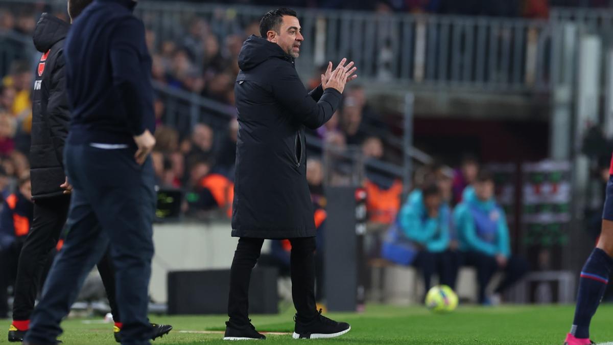 Xavi defendió sacó la cara por un jugador del Barça en rueda de prensa. "Siempre es criticado. No lo entiendo"