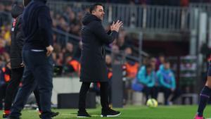 Xavi aplaudiendo a sus jugadores en el Barça-Cádiz