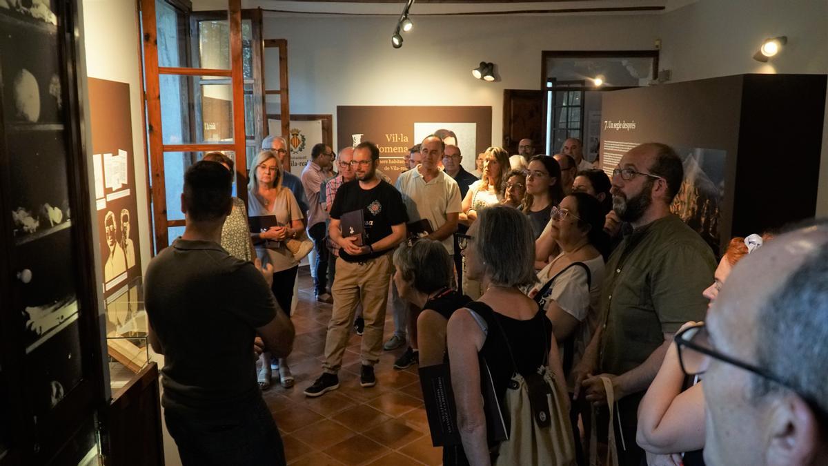 El arqueólogo y comisario de la exposición, Jose Albelda, explicó a los asistentes los orígenes de Villa Filomena.