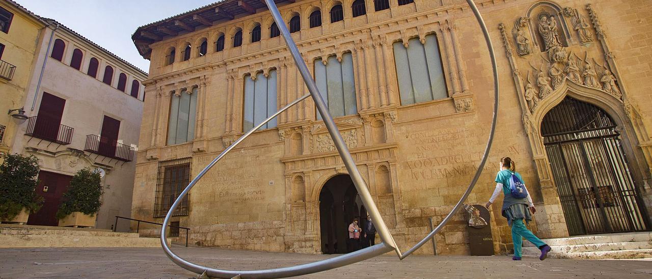 Antic Hospital de Xàtiva, en la plaza de la Seu,
con la pieza «Desplaçament de semicercles»
PERALES IBORRA | PERALES IBORRA