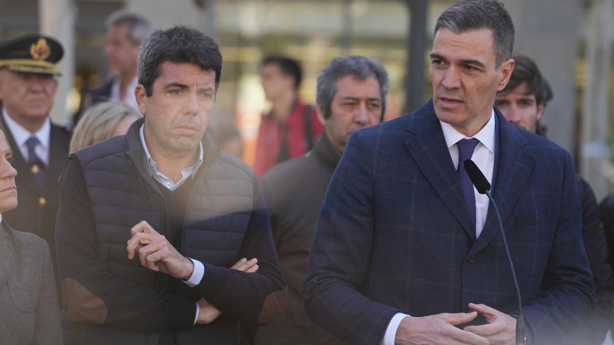 Pedro Sánchez, junto al presidente de la Generalitat, Carlos Mazón, hace una declaración tras visitar la zona del incendio de Campanar