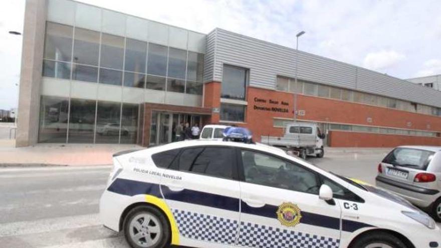 La Policía Local acudió ayer de nuevo al centro deportivo para comprobar los daños.