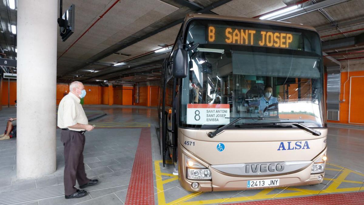 Un autobús de la línea de Sant Josep hace su parada en el interior del Cetis. | J. A. RIERA