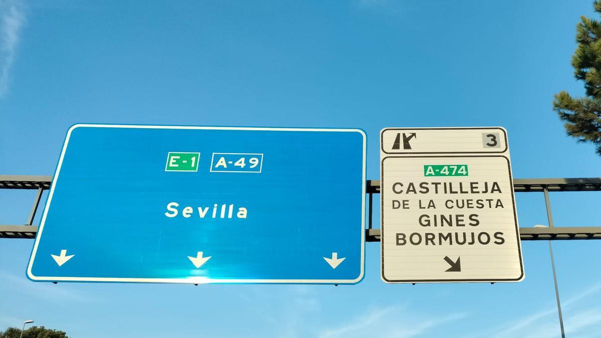 Cartel de carretera con Sevilla y varios municipios del Aljarafe