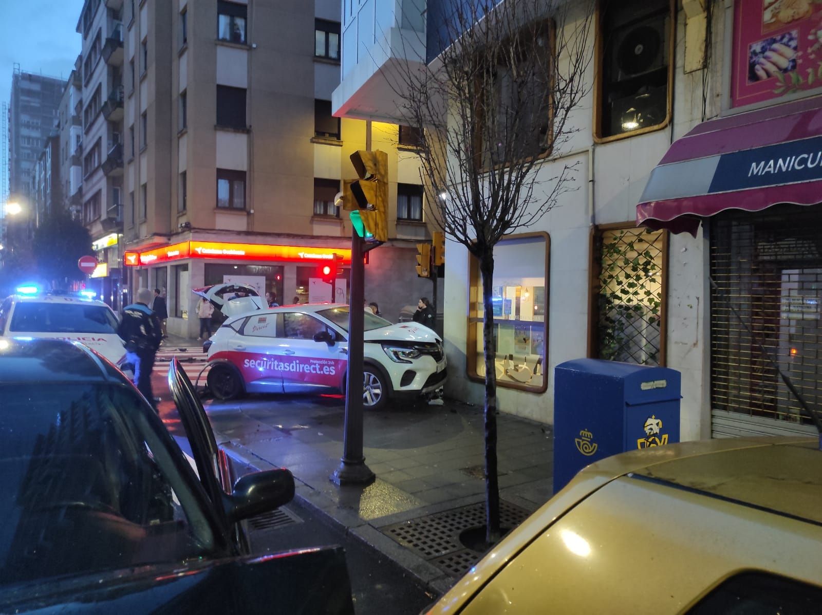 Un conductor que dio positivo en alcohol atropella a un hombre en Gijón (en imágenes)