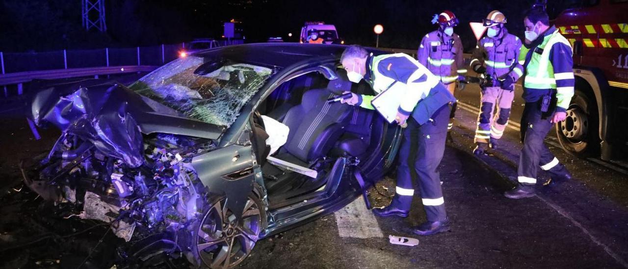 Estado del vehículo, un Renault Megane, que conducía el acusado de provocar el accidente. |   // A. GUTIÉRREZ