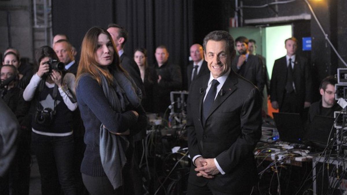 Nicolas Sarkozy y su esposa, Carla Bruni, en los estudios de France 2, donde el presidente francés fue entrevistado la noche del martes.