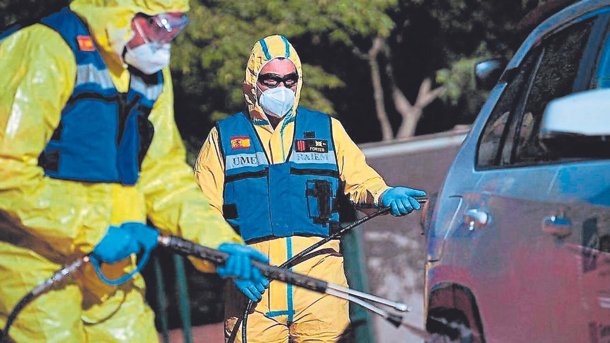 Militares de la UME participan en tareas de desinfección en Barcelona.| Manaure Quintero / AFP